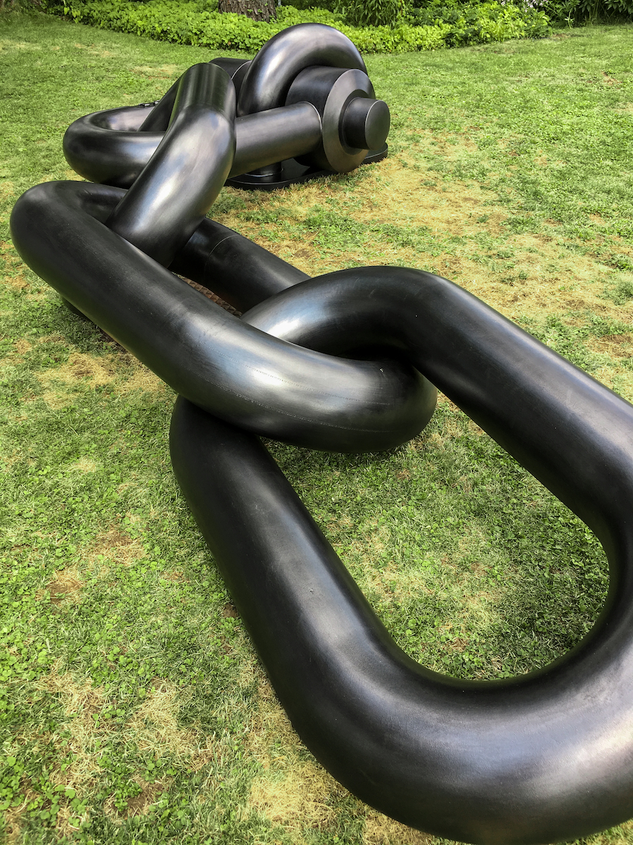 jean-octobon-sculpture-giant-chain-garden-metal1